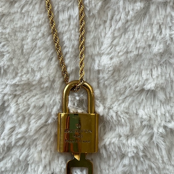 Authentic Louis Vuitton Lock and key necklace 308 - Picture 13 of 13